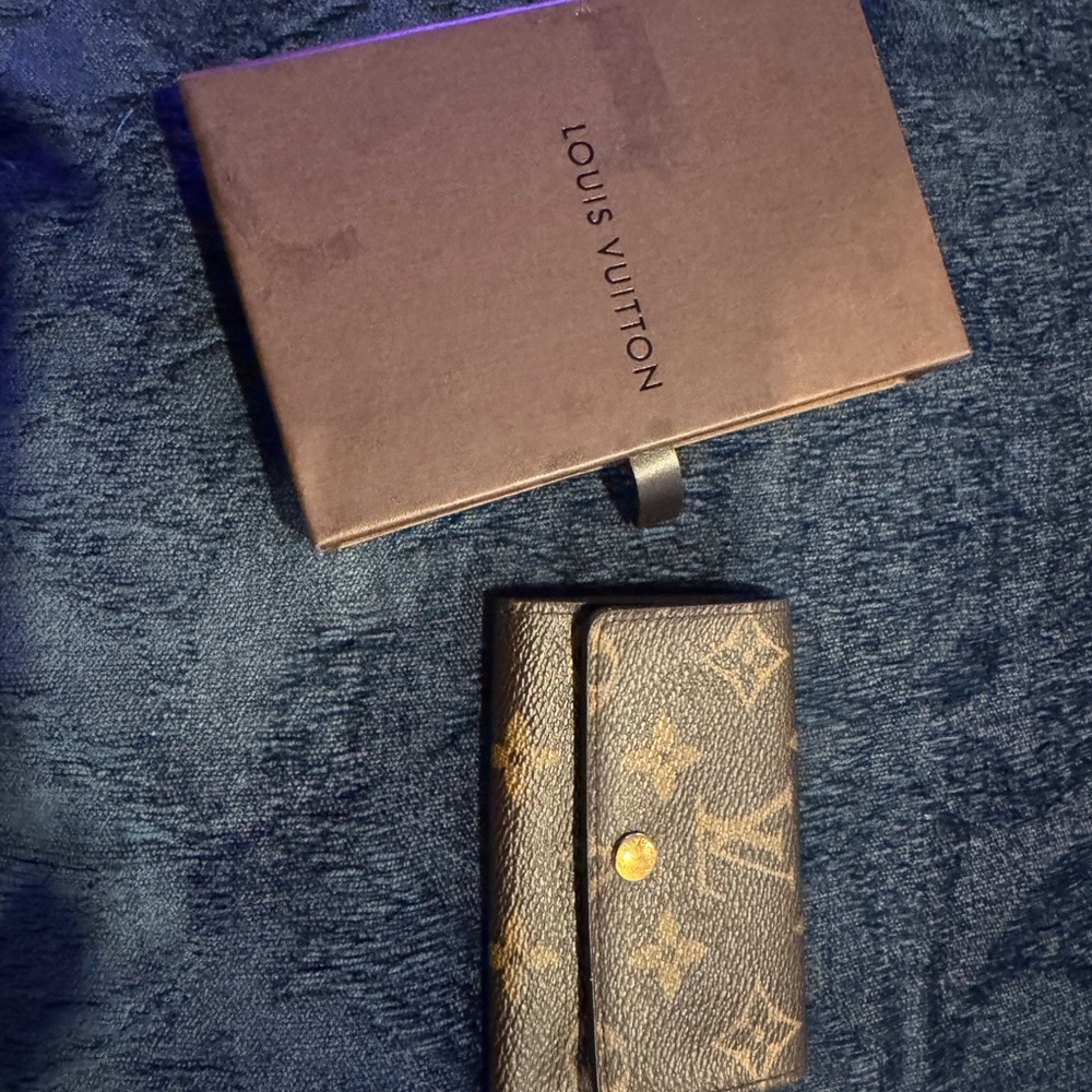 Louis Vuitton Monogram Key Holder in Black and Gold